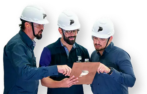 Trabalhadores Projeart analisando o projeto