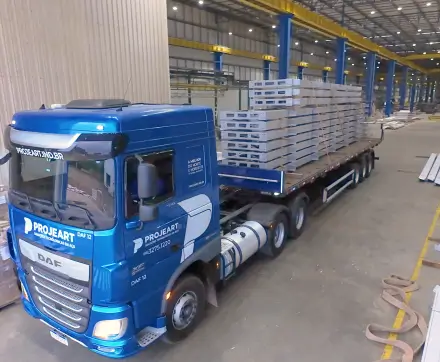 Caminhão carregando bobinas de aço