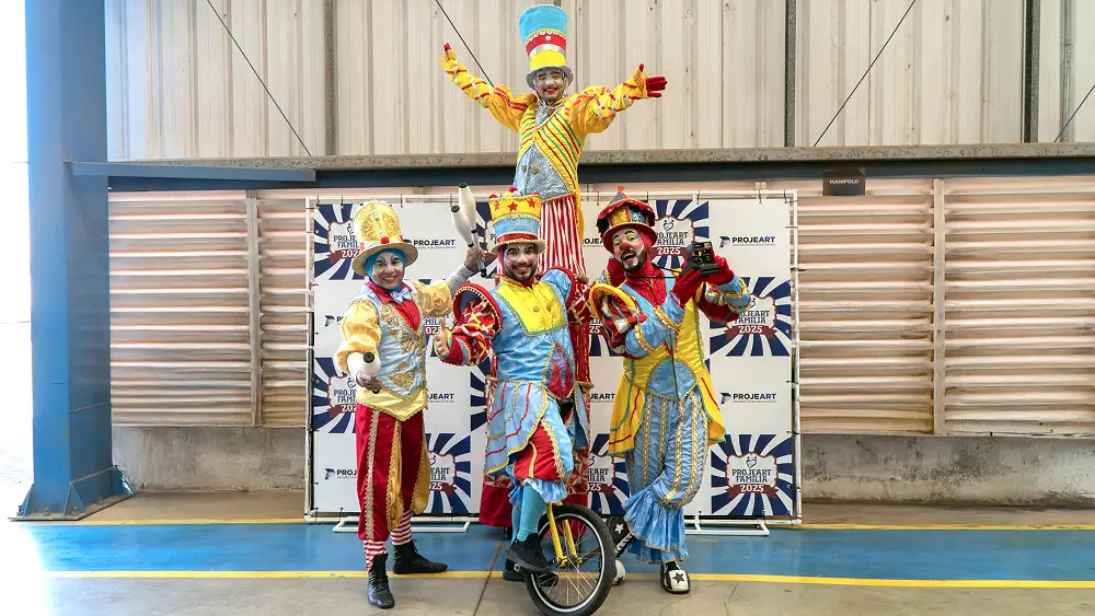 Animadores de festa em evento da família projeart