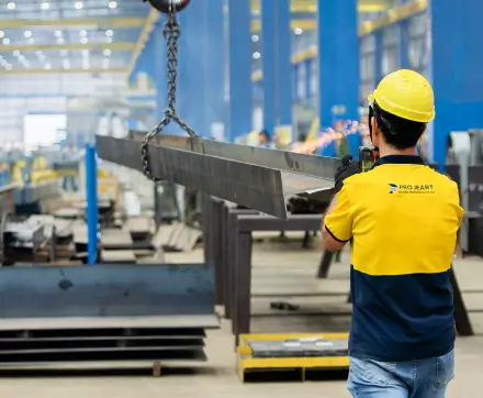 Funcionário deslocando viga de ferro