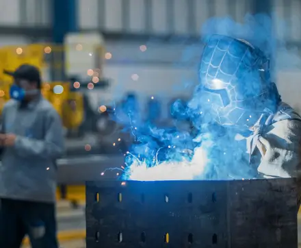 Funcionário soltando vigas