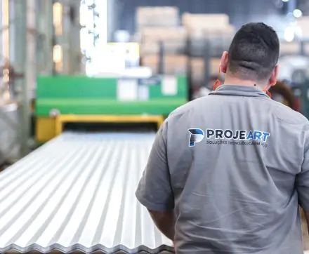 Trabalhador analisando a qualidade das telhas