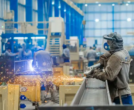 Trabalhador utilizando lixadeira na fábrica