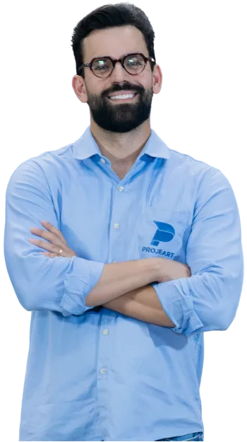 Profissional da Projeart de braços cruzados, com a camisa da empresa.